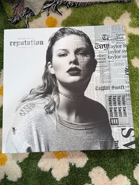 Like New Complete Reputation VIP Box Book Lanyard Laminate Ticket CD Charger